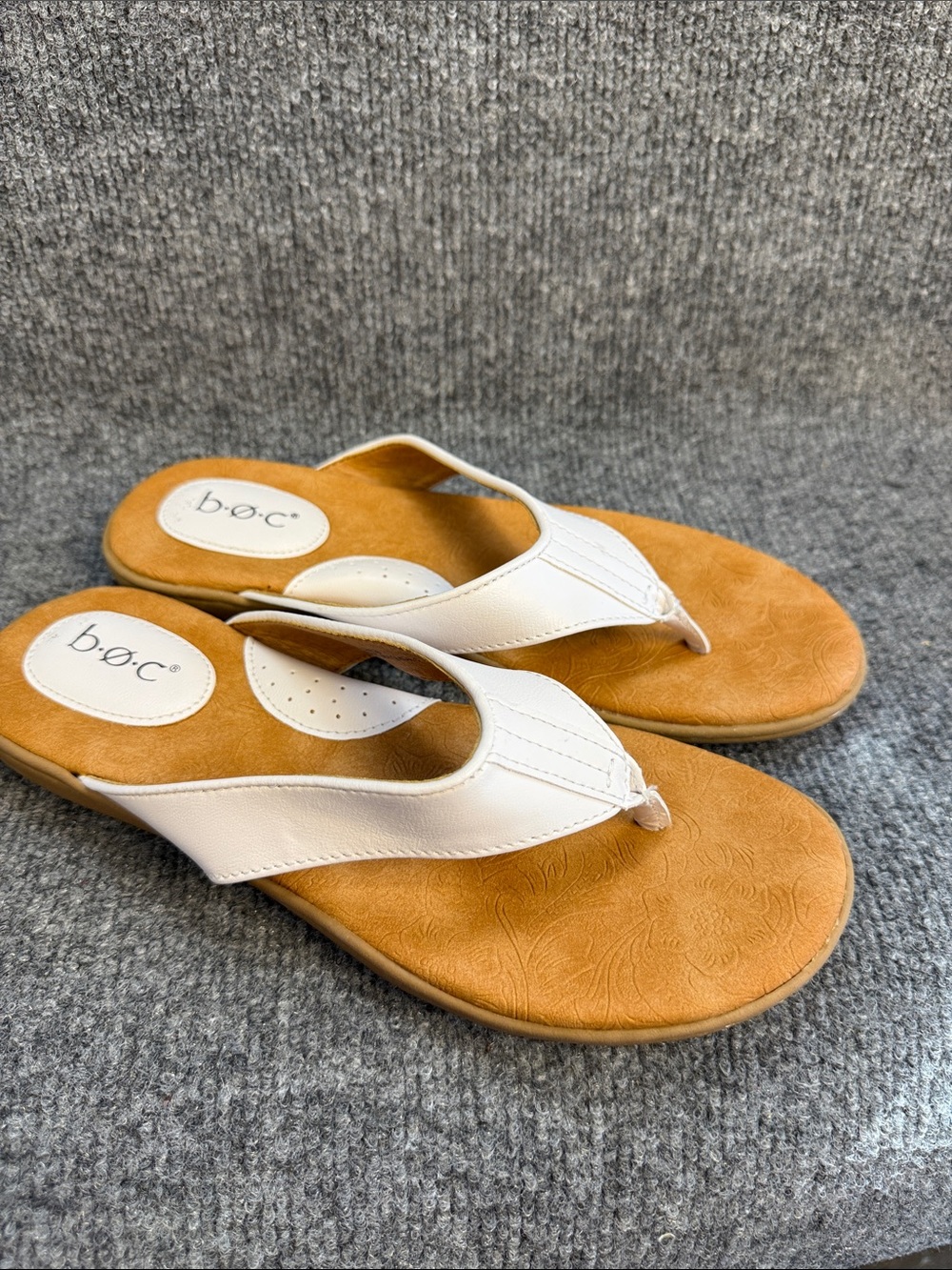 b.o.c. White Thong Sandals with Tan Footbed Size 8M New!